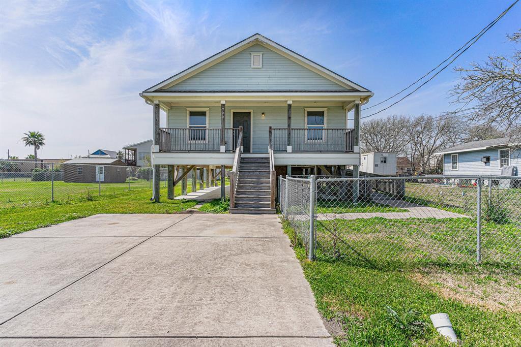 922 7th St in San Leon, TX - Building Photo