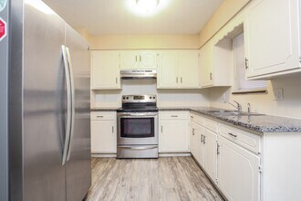 10422 Manchester Ave in Kansas City, MO - Building Photo - Building Photo