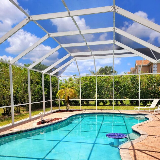 1961 E Crown Pointe Blvd in Naples, FL - Building Photo - Building Photo