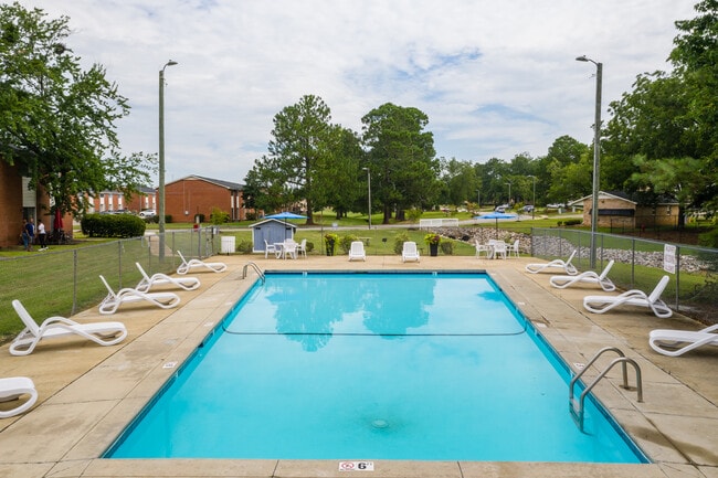 Branson Creek Commons in Fayetteville, NC - Foto de edificio - Building Photo