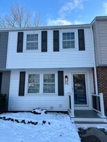 35 Farmbrook Drive in Farmington, NY - Building Photo