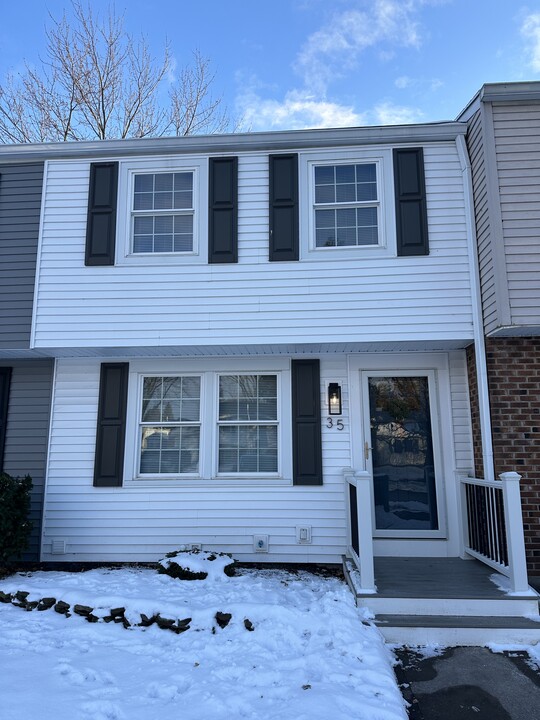 35 Farmbrook Drive in Farmington, NY - Building Photo