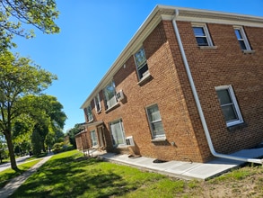 2677 N 66th St in Wauwatosa, WI - Foto de edificio - Building Photo