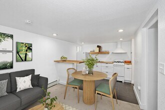 Stylish Governors' Park 1 bed/1 bath apartment near Cherry Creek Trail in Denver, CO - Foto de edificio - Building Photo