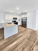 165 SW 170th Ave in Pembroke Pines, FL - Foto de edificio - Building Photo