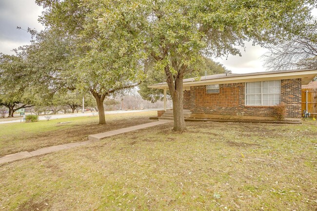 4605 Trail Lake Dr in Fort Worth, TX - Building Photo - Building Photo