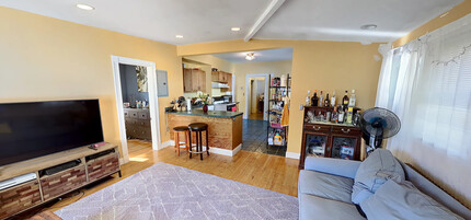 2572 Massachusetts Ave, Unit 2 in Cambridge, MA - Building Photo - Building Photo