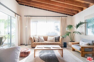 21555 Pacific Coast Hwy in Malibu, CA - Building Photo - Building Photo