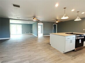 424 Bayshore Dr in Cape Coral, FL - Building Photo - Building Photo