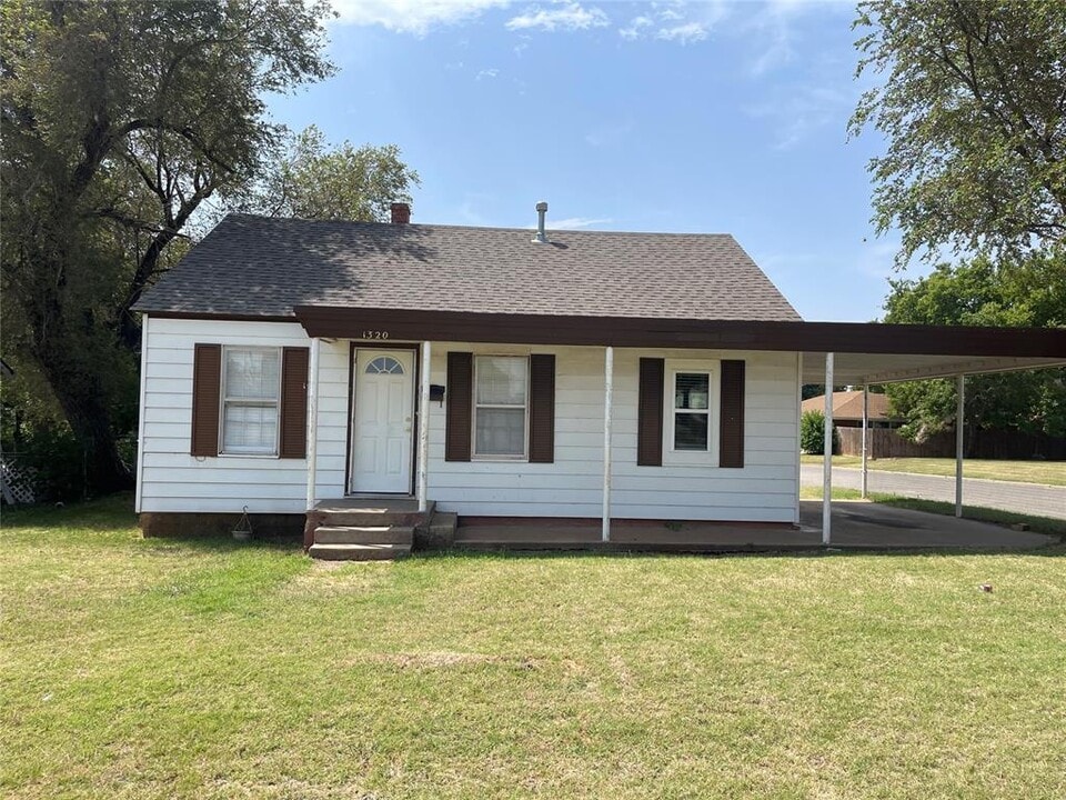 1320 W Modelle Ave in Clinton, OK - Building Photo