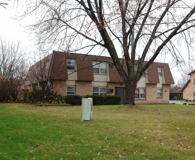 2075 Wolosyn Cir in Youngstown, OH - Foto de edificio - Building Photo