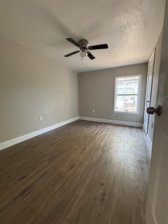 4106 Darby St in Bacliff, TX - Building Photo - Building Photo