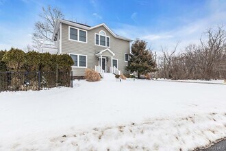 300 Fiddler Ln in Greenport, NY - Building Photo - Building Photo
