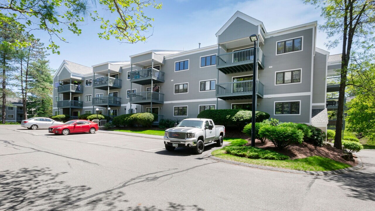 12 Ledgewood Hills Dr, Unit Unit 204 in Nashua, NH - Building Photo