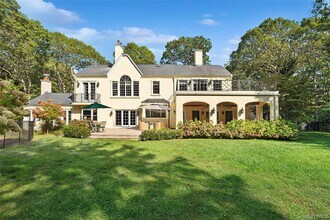 4 Oakland Ln in East Quogue, NY - Building Photo - Building Photo