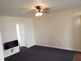 213 W New York Ave in Las Vegas, NV - Building Photo - Interior Photo