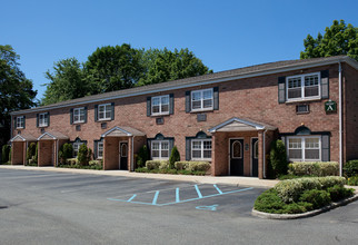 Fairfield Maples South in West Babylon, NY - Building Photo - Building Photo