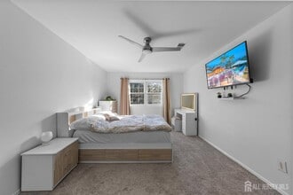 125 College Dr in Edison, NJ - Building Photo - Building Photo