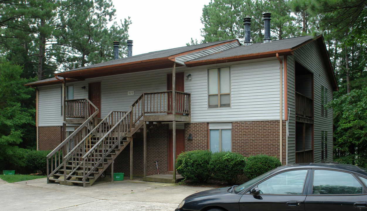 909 Hearthridge Rd in Raleigh, NC - Building Photo