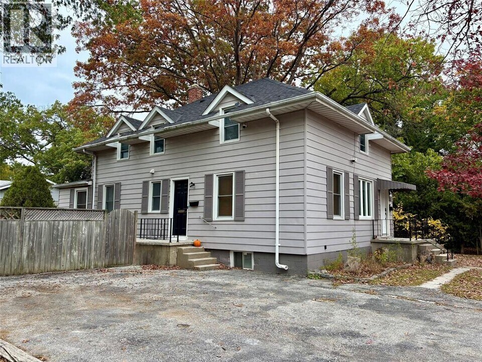 826 Michigan Ave in Sarnia, ON - Building Photo