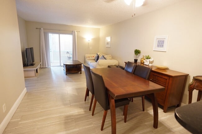 3000 Sunrise Lakes Dr W in Sunrise, FL - Building Photo - Building Photo