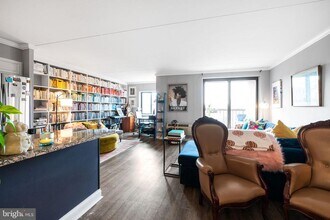 200 Lombard St in Philadelphia, PA - Building Photo - Building Photo