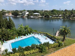 Sand Cove Apartment Homes in St Pete Beach, FL - Foto de edificio - Building Photo