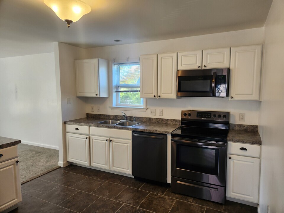 81 Bay View Ave, Unit 2 in Bristol, RI - Building Photo