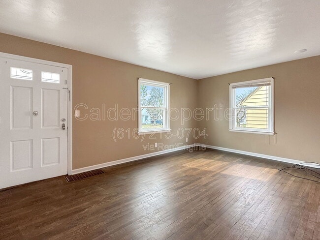 1039 Kentwood Dr NE in Grand Rapids, MI - Building Photo - Building Photo