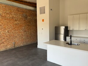 145-151 E Main St, Unit 145-300 in New Albany, IN - Foto de edificio - Building Photo