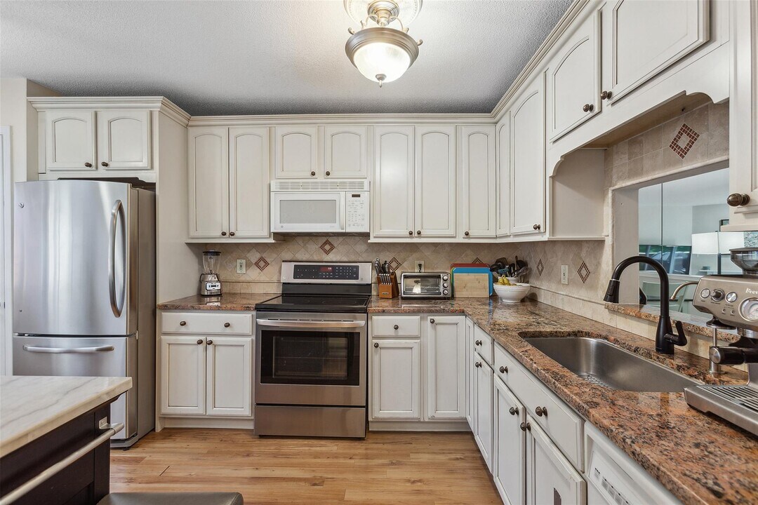 304 Appletree Ln in Brewster, NY - Building Photo