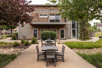 Trailways Square in Bentonville, AR - Foto de edificio - Building Photo