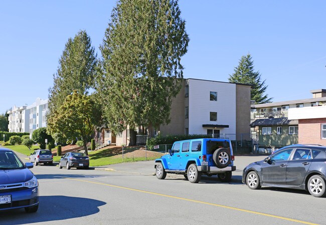 Maple Court in Maple Ridge, BC - Building Photo - Building Photo