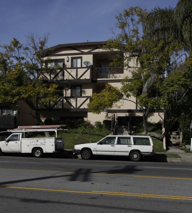 14221 Burbank Blvd in Van Nuys, CA - Building Photo