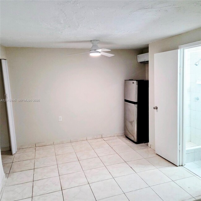 5871 NW 199th St in Hialeah, FL - Building Photo - Building Photo