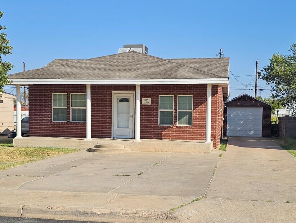925 E 13th St in Odessa, TX - Foto de edificio