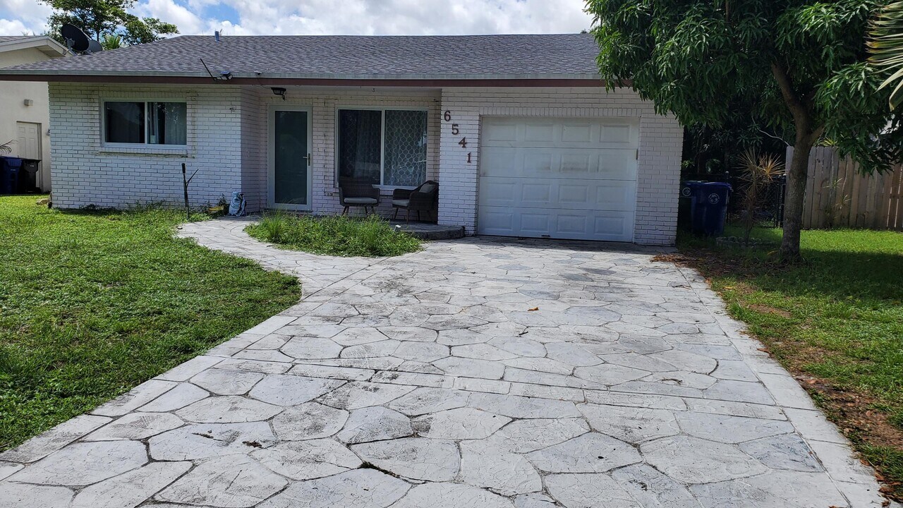 6541 NW 33rd Way in Fort Lauderdale, FL - Building Photo