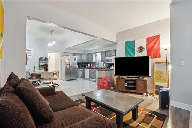 property at 910 W 5th St