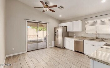 2112 E Robin Ln in Phoenix, AZ - Building Photo - Building Photo