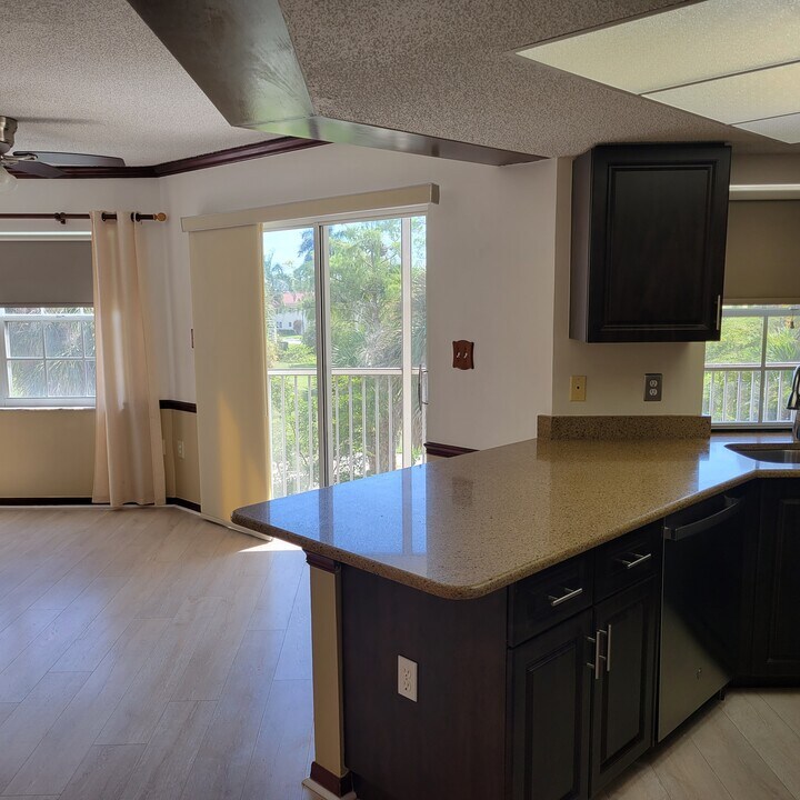 481 Quail Forest Blvd, Unit 307 in Naples, FL - Building Photo
