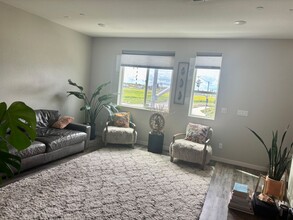 3708 E Commerce Way in Sacramento, CA - Building Photo - Building Photo