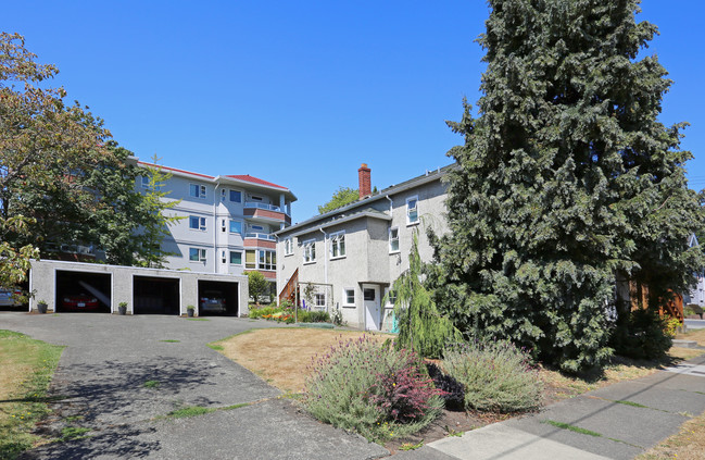 1811 Oak Bay Ave in Victoria, BC - Building Photo - Building Photo