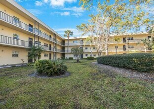 11485 Oakhurst Rd in Largo, FL - Building Photo - Building Photo