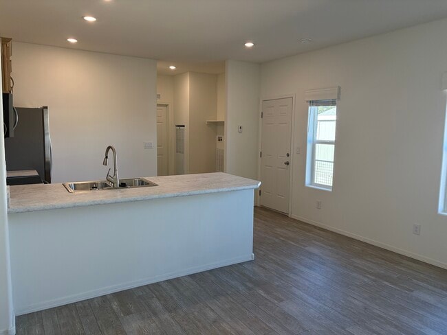 2000 E Frontier Ave in Flagstaff, AZ - Foto de edificio - Building Photo