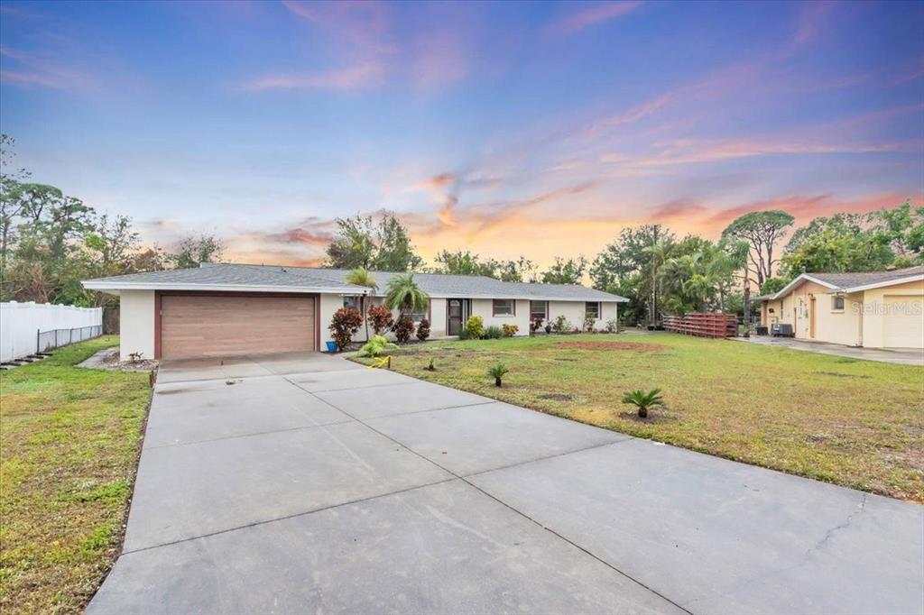 7420 Cass Cir in Sarasota, FL - Building Photo