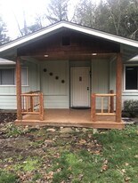 5744 New Hope Rd in Grants Pass, OR - Building Photo