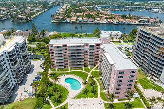 Highland Towers in Highland Beach, FL - Foto de edificio - Building Photo