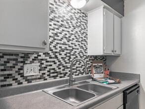 Landry Apartment in Norman, OK - Building Photo - Interior Photo