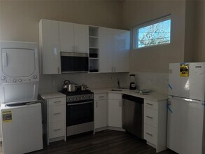 5722 Cullen Blvd-Unit -B in Houston, TX - Building Photo - Building Photo