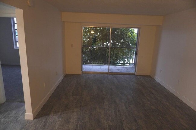 1250 NE 125th St in North Miami, FL - Building Photo - Building Photo